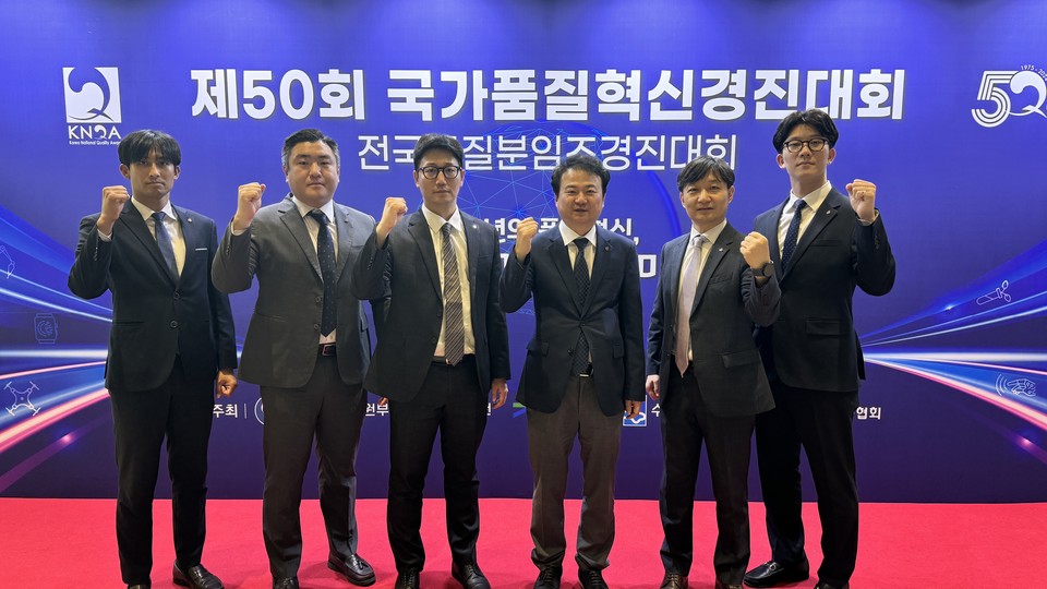 지난달 26일부터 30일까지 수원컨벤션센터에서 열린 '2024국가품질혁신경진대회'에서 빅데이터·AI(인공지능)분야에서 금상을 수상한 '바로출동' 분임조 DB손해보험 양진필 수석(왼쪽 두번째), 이기백 수석(왼쪽 세번째)외 분임조원들이 기념촬영을 하고 있다. / 사진=DB손해보험