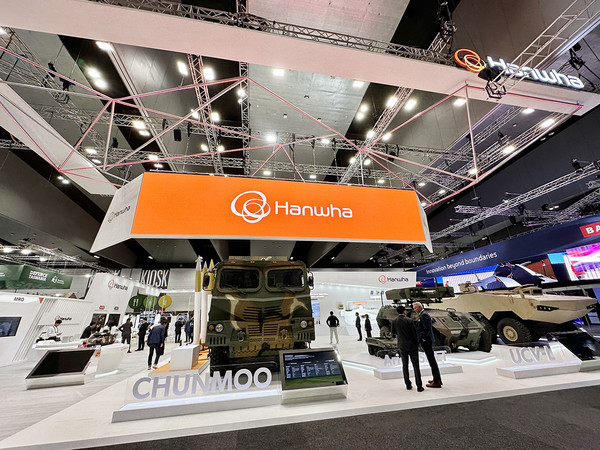 한화시스템이 오는 13일까지 사흘간 호주 멜버른에서 개최되는 '랜드 포스 2024'에 참가한다. 랜드 포스 2024에 설치된 한화 부스의 모습./사진=한화시스템