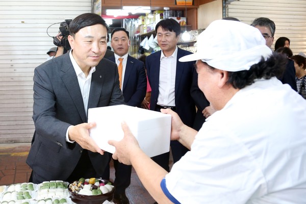 신한카드는 금융감독원(원장 이복현)과 함께 추석 명절을 앞두고  어려움을 겪는 취약계층과 전통시장 소상공인을 돕기 위한 '추석 나눔 행사'를 진행했다고 11일 밝혔다. 이날 추석 나눔 행사에 참석한 문동권 신한카드 사장이 물품을 구매하고 있다. /사진=신한카드