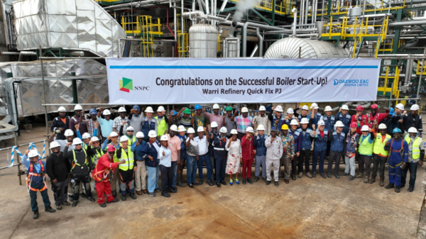 와리 정유시설 긴급 보수공사 현장의 직원들이 보일러 가동 축하 기념 사진을 촬영하고 있다. /사진=대우건설