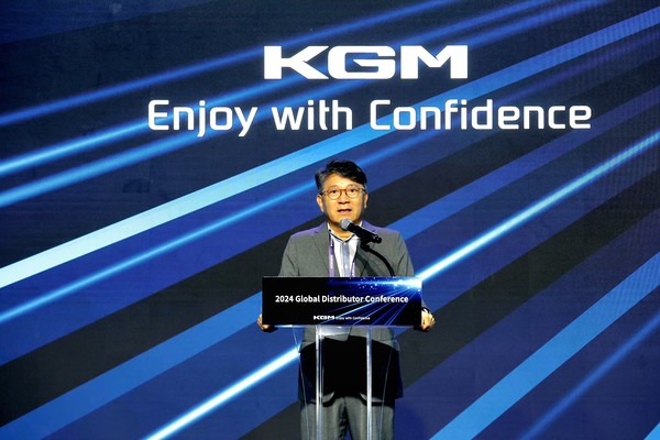 KGM이 '2024년 해외대리점 대회'를 갖고 글로벌 판매 네트워크와의 협력 강화와 수출시장 경쟁력 확보 방안을 논의했다. 곽재선 KGM 회장이 10일 그랜드 하얏트 서울에서 열린 콘퍼런스에서 인사말을 하고 있다./사진=KGM
