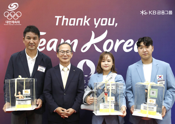 13일 서울 올림픽파크텔에서 진행된 '땡큐 팀 코리아'(Thank You, TEAM KOREA) 행사에서 김우민 선수의 아버지 김규남(왼쪽에서 첫번째), 양종희 KB금융그룹 회장(왼쪽에서 두번째), 여서정 선수(왼쪽에서 세번째), 이원호 선수(왼쪽에서 네번째)가 기념 촬영을 하고 있다. /사진=KB금융그룹