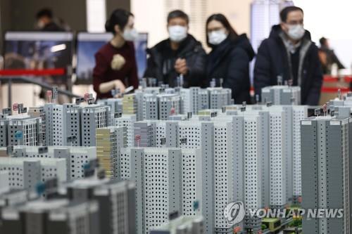 서울의 한 견본주택을 둘러보는 방문객들. /사진=연합뉴스
