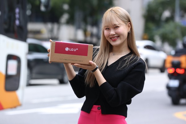 LG유플러스가 아이폰16 시리즈 사전 예약 신청 고객을 대상으로 20일부터 개통을 진행한다. 방송인 엄지윤이 유플러스닷컴 사전예약 고객인 김민선씨에게 '아침배송'으로 아이폰16 프로를 전달하고 있다. /사진=LG유플러스