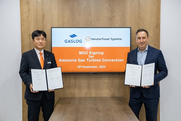 한화파워시스템은 지난 19일 '가스텍 2024'에서 유럽 소재 가스로그와 LNG 캐리어 추진시스템을 암모니아 가스터빈으로 개조하기 위한 양해각서(MOU)를 체결했다. (왼쪽부터) 김형석 한화파워시스템 선박솔루션사업부장과 카라타노스 가스로그 최고운영책임자(COO)가 기념 촬영을 하고 있다./사진=한화파워시스템
