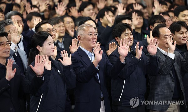 지난 1월 3일 기아 오토랜드 광명에서 열린 현대자동차그룹 2024년 신년회에서 정의선 현대차그룹 회장이 직원들과 기념촬영을 하고 있다. / 사진=연합뉴스