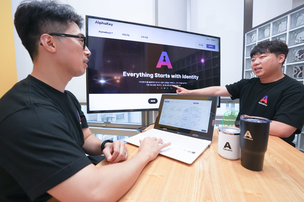 LG유플러스가 클라우드용 통합 계정 관리 설루션 '알파키(Alphakey)'의 정식 출시를 위해 사전 베타서비스를 실시한다. 사진은 알파키를 소개하는 LG유플러스 모델의 모습. /사진=LG유플러스