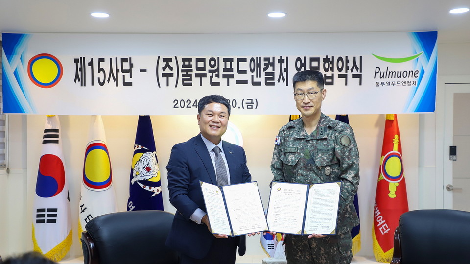 지난 20일 강원도에 위치한 육군 제15보병사단 본청에서 열린 '제15사단-(주)풀무원푸드앤컬처 업무협약식'에서 풀무원푸드앤컬처 이동훈 대표(왼쪽)가 육군 제15보병사단 강현우 사단장과 협약 체결 후 기념 촬영을 하고 있다. / 사진=풀무원푸드앤컬처