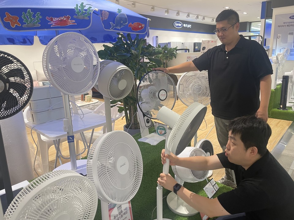 전자랜드 용산본점에서 고객이 선풍기를 살펴보고 있다. / 사진=전자랜드