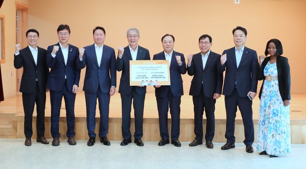 우리금융그룹이 대한상공회의소, 경기도상공회의소연합과 함께 이주배경가족(다문화·외국인근로자)의 국내정착 지원을 위해 '제5차 다함께 나눔프로젝트' 행사를 안산 글로벌다문화센터에서 개최했다. (왼쪽부터) 김성중 경기도 행정1부지사, 이민근 안산시장, 최태원 대한상공회의소 회장, 임종룡 우리금융그룹 회장, 배해동 경기도상공회의소연합회 회장, 권혁석 안산상공회의소 회장, 배상업 법무부 출입국•외국인정책본부 본부장, 이주배경가족 대표가 기념촬영을 하고 있다. /사진=우리금융그룹