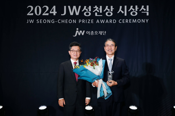 이경하 JW이종호재단 이사장(JW 회장)과 2024 JW성천상 수상자 유덕종 에티오피아 세인트폴병원 밀레니엄 의과대학 교수가 기념촬영을 하고 있다. /사진=JW이종호재단