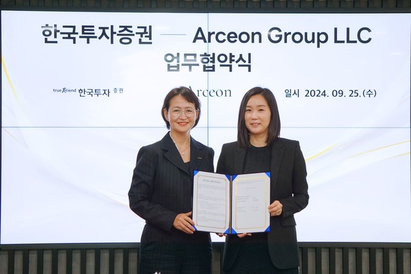 신경애 한국투자증권 GWM전략담당(왼쪽)과 크리스틴 서 알시온그룹 대표가 25일 MOU 체결 후 기념사진을 촬영하고 있다. /사진=한국투자증권