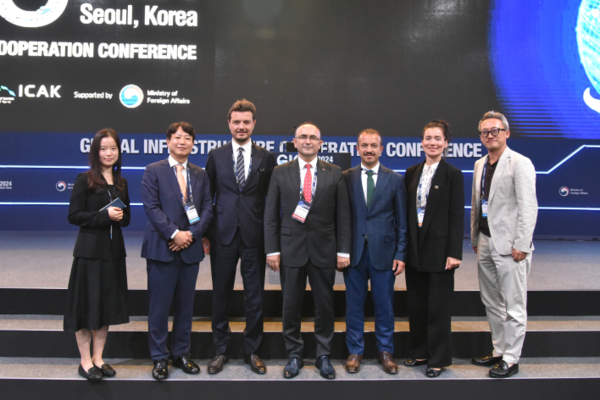 GICC 2024에 참여한 건설공제조합 직원과 튀르키예 도로청 관계자들. /사진=건설공제조합