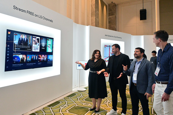 'AI로 진화한 webOS가 제시하는 차별화된 고객경험'을 주제로 열린 행사에는 글로벌 콘텐츠 제작자∙개발자 등 전 세계 24개국, 140여개 기업에서 300명 이상이 참석했다. 사진은 세계 각국에서 모인 파트너들이 webOS 콘텐츠를 체험하는 모습. /사진=LG전자