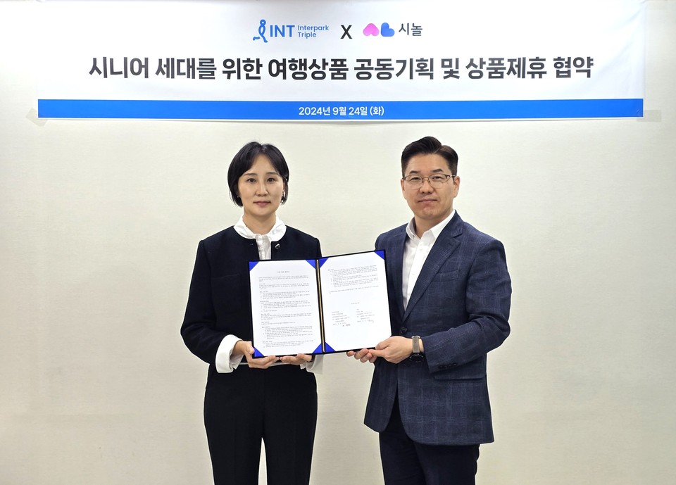 김민지 시놀 대표(왼쪽부터)와 염순찬 인터파크트리플 투어패키지사업그룹장이 기념촬영을 하고 있다. / 사진=인터파크트리플