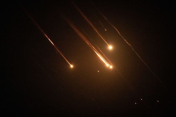 이스라엘은 이란이 자국을 겨냥해 1일(현지시간) 발사한 탄도미사일 대다수가 방공망에 격추됐다고 밝혔다. / 사진=신화연합뉴스