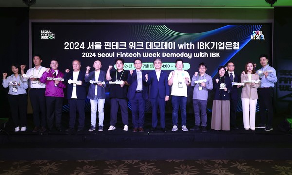 지난 7일 여의도 콘래드 서울 에서 열린 '2024 서울 핀테크 위크 데모데이 with IBK기업은행'에서 박일규 IBK기업은행 디지털그룹 부행장(왼쪽에서 여덟 번째), 정영준 서울특별시 경제일자리기획관(왼쪽에서 일곱 번째) 참여기업 관계자들이 기념촬영을 하고 있는 모습 /사진=IBK기업은행