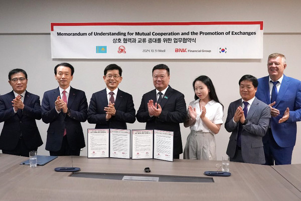 BNK금융그룹은 9일 카자흐스탄 알마티 신라인그룹 본사에서 신라인(Shin-Line) 그룹과 포괄적 협력을 위한 업무협약을 체결했다.(사진 왼쪽 3번째부터 BNK금융그룹 빈대인 회장, 카자흐스탄 신라인그룹 안드레이 안토노비치 신 회장) /사진=BNK금융그룹