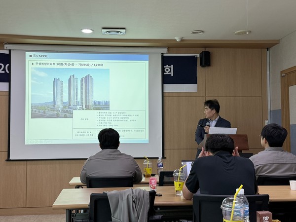 현장안전진단컨설팅 업체 한경S&C 복훈 대표가 보건직무교육을 진행 중이다. /사진=반도건설