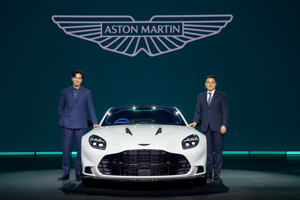 애스턴마틴은 지난 11일부터 4일간 신형 뱅퀴시를 국내 최초 공개하는 론칭 행사를 개최했다. 행사에 참석한 (왼쪽부터) 배우 이진욱과 권혁민 브리타니아오토 대표가 기념촬영을 하고 있다./사진=애스턴마틴