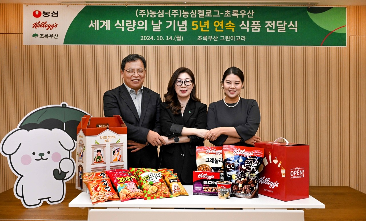 (왼쪽부터)김보규 농심 경영기획실장, 신정원 초록우산 서울권역총괄 본부장, 김희연 농심켈로그 대외협력팀 부장 / 사진=농심