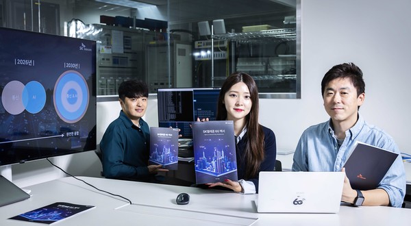 SK텔레콤이 AI와 통신의 융합을 통한 차세대 통신 인프라의 진화 방향을 제시하는 'SK텔레콤 6G 백서: View on Future AI Telco Infrastructure'를 15일 공개했다. SKT는 이번 백서를 통해 향후 본격화될 AI시대 통신 인프라의 방향성과 함께 미래 선보일 6G 이동통신의 모습을 미리 전망했다. 사진은 이번 6G 백서 집필에 참여한 SK텔레콤 직원들이 연구를 진행하는 모습. /사진=SK텔레콤