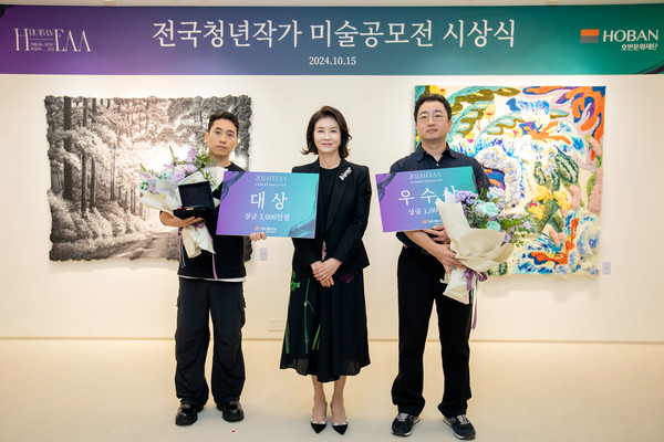 2024 H-EAA 시상식 기념사진. (왼쪽부터) 문준호 작가(대상 수상), 우현희 호반문화재단 이사장, 이송준 작가(우수상 수상). /사진=호반그룹