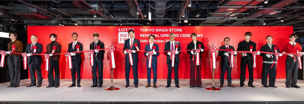 김주남 롯데면세점 대표이사(가운데), 신유열 롯데지주 미래성장실장(왼쪽 여섯 번째), 다마쓰카 겐이치 롯데홀딩스 대표이사(오른쪽 여섯 번째) / 사진=롯데면세점