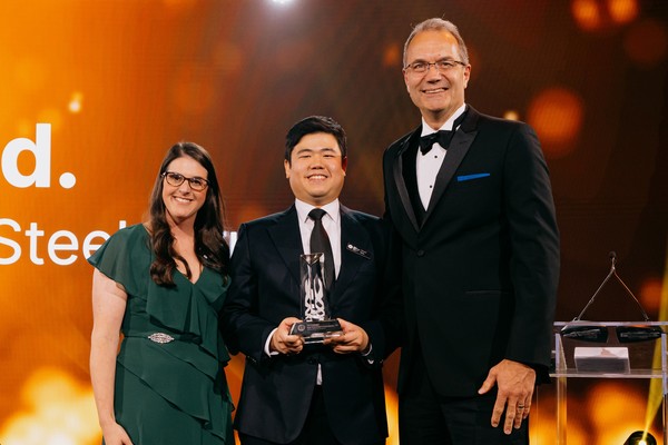 현대엔지니어링이 '2024 고잉 디지털 인프라 어워드' 구조공학 부문에서 우승을 차지했다. 백현일 현대엔지니어링 매니저(가운데)가 관계자들과 기념 촬영을 하고 있다./사진=현대엔지니어링