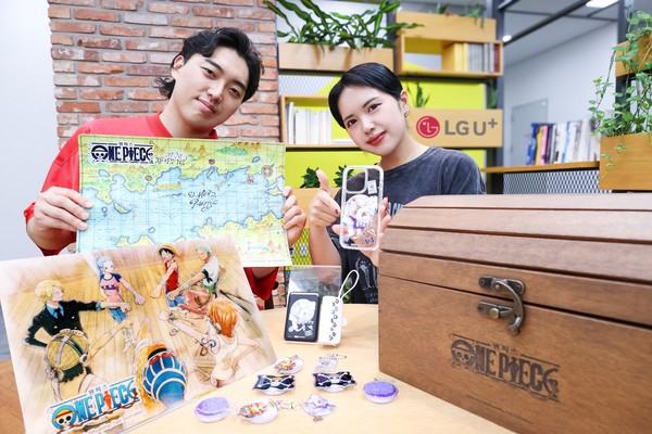 LG유플러스가 인기 애니메이션 '원피스' 방영 25주년을 맞아 아이폰16 액세서리로 구성된 한정판 굿즈 패키지를 출시한다. 사진은 LG유플러스 직원이 아이폰16 원피스 25주년 기념 한정판 굿즈를 소개하는 모습. /사진=LG유플러스