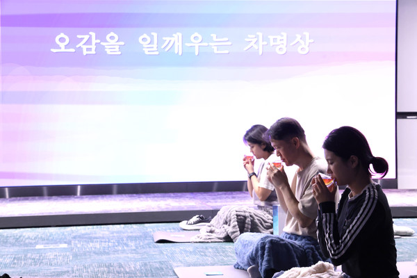 현대그룹이 임직원들의 마음챙김을 위한 '사내 명상 프로그램'을 도입했다. 명상 프로그램에 참여하고 있는 현대그룹 임직원 / 사진=현대그룹