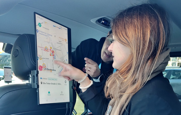 LG전자가 독일 베를린에서 열린 5GAA 회의에 참가해 자체 개발한 교통안전 솔루션인 Soft V2X 기술을 시연했다. 체험객들은 데이터 분석으로 도로 위험 미리 알려 운전자 및 보행자가 대응하도록 돕는 LG전자의 V2X 기술력에 호평을 보냈다. /사진=LG전자