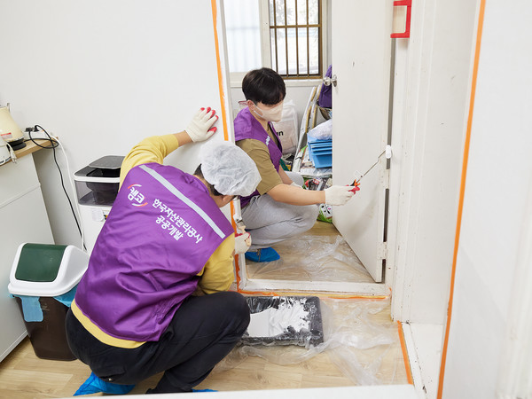 29일 푸른우리집(서울 강동구 소재)에서 캠코 직원들이 '사랑의 집 고치기' 봉사활동을 실시하고 있다. / 사진=캠코