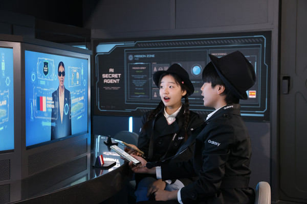 'AI 비밀 본부 체험관'에서 어린이 관람객들이 통역 기능으로 미션을 확인하고 있다./사진=삼성전자