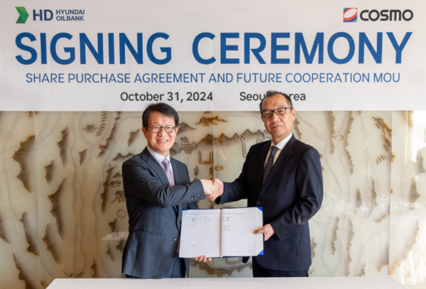 HD현대오일뱅크는 31일 소공동 롯데호텔에서 일본 코스모오일 'HD현대코스모 지분 인수 계약' 체결식을 진행했다. (왼쪽)주영민 HD현대오일뱅크 대표와 스즈키 코스모오일 대표이사가 기념촬영을 하고 있다./사진=HD현대오일뱅크