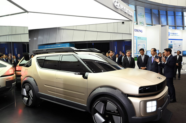 (왼쪽부터) 현대자동차 장재훈 사장, 김재홍 한국수소연합 회장, 한덕수 국무총리, 현대자동차 전동화에너지솔루션 담당 김창환 전무가 '제3회 수소의 날' 기념식에 전시된 현대자동차의 수소전기차 콘셉트카 '이니시움'을 살펴보고 있다. /사진=현대자동차