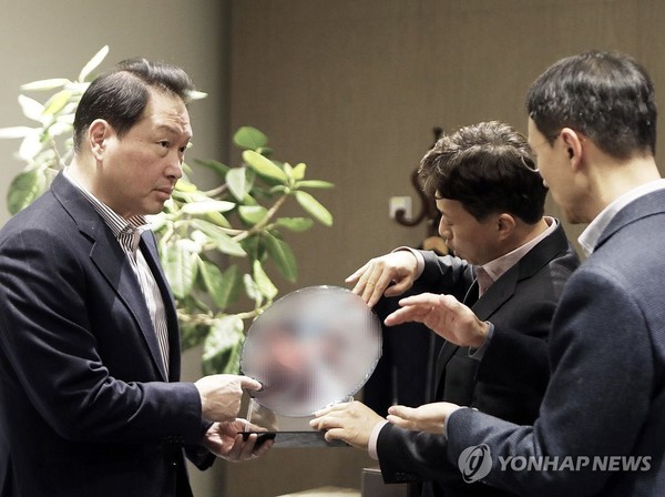 지난 1월 SK하이닉스 이천캠퍼스를 방문한 최태원 회장 / 사진=연합뉴스