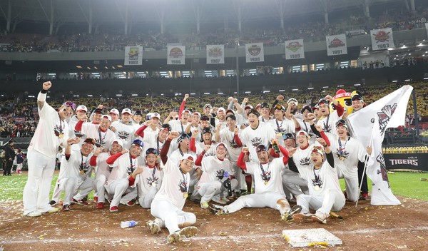 기아가 '기아 타이거즈'의 12번째 한국시리즈 우승을 기념해 이달 30일까지 고객 프로모션을 실시한다. 지난 10월 28일 기아 타이거즈 선수들이 광주-기아챔피언스 필드에서 한국시리즈 우승을 확정 짓고 환호하고 있다./사진=기아