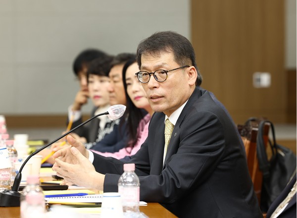 5일 대구상공회의소에서 열린 중소기업 현장 간담회에서 김성태 IBK기업은행장이 중소기업 대표들과 대화하고 있는 모습 /사진=IBK기업은행