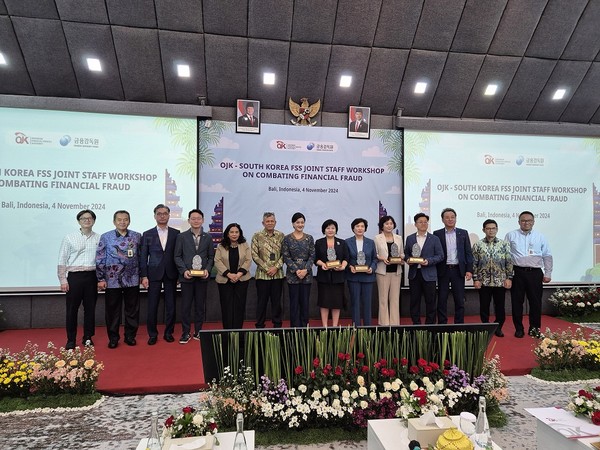 지난 4일 인도네시아 발리에서 열린 한국 금융감독원(FSS)과 인도네시아 금융감독청(OJK)이 공동 주최하는 '금융사기 방지 및 금융 이해력 향상' 국제 워크숍에서 신한은행 박현주 소비자보호그룹장(오른쪽에서 다섯번째), 금융감독원 김미영 금융소비자보호처장(왼쪽에서 일곱번째), 인도네시아 금융감독청 프리데리카 위디야사리 데위 소비자보호 담당 최고 책임자(왼쪽에서 여덟번째)와 관계자들이 기념촬영하는 모습 /사진=신한은행