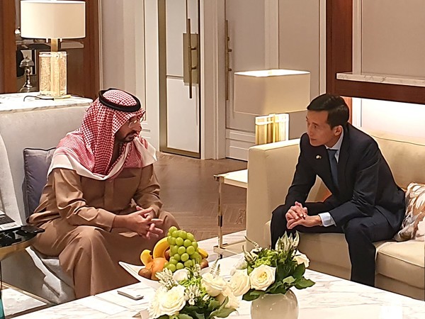 김동관 한화 부회장이 지난 4일 서울 중구 롯데호텔에서 압둘라 사우디 국가방위부 장관 만나 방위산업 분야 협력을 논의하고 있다. / 사진=한화에어로스페이스