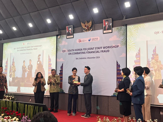 워크숍에 참석한 미래에셋증권 관계자가 감사패를 수여받고 기념촬영을 하고 있다. /사진=미래에셋증권