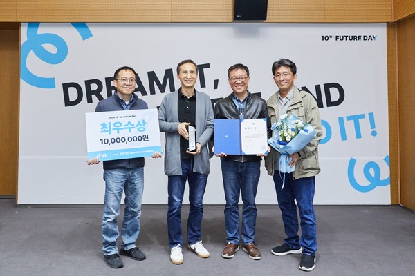 올해로 10주년을 맞은 'HL퓨처데이' IT기반 업무 개선 부문에서 최우수상을 받은 HL만도 '앨리스' 팀이 기념촬영을 하고 있다./사진=HL그룹