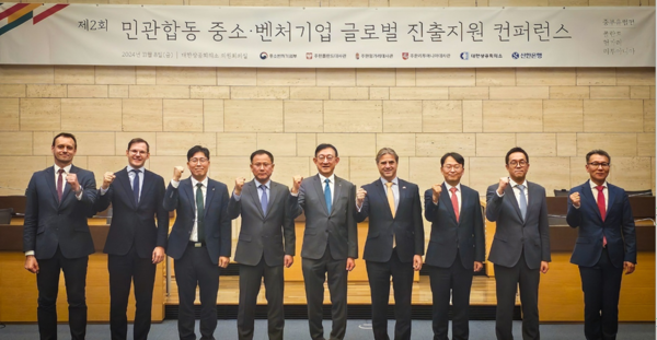 8일 서울시 중구 소재 대한상공회의소에서 진행한 '제2회 중소·벤처기업 글로벌 진출지원 콘퍼런스'에서 신한은행 글로벌사업그룹 서승현 부행장(오른쪽에서 다섯번째)과 세르더헤이 이슈트반 주한 헝가리 대사(오른쪽에서 네번째)가 관계자들과 기념 촬영하는 모습 /사진=신한은행