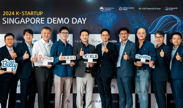 사진설명 (왼쪽부터) 이근주 한국핀테크산업협회장, 곽범준 금융감독원 디지털혁신국장, 김완규 아이오트러스트 이사, 신정현 아크로스테크놀로지스 이사, 정영훈 엑스엘에이트에이아이 대표, 신상훈 금융위원회 디지털금융총괄과장, 정동욱 KB국민은행 싱가포르지점장, 최성욱 센트비 대표, 김건 한국핀테크지원센터 이사장, 김보균 금융위원회 금융규제샌드박스팀장 /사진=KB금융그룹