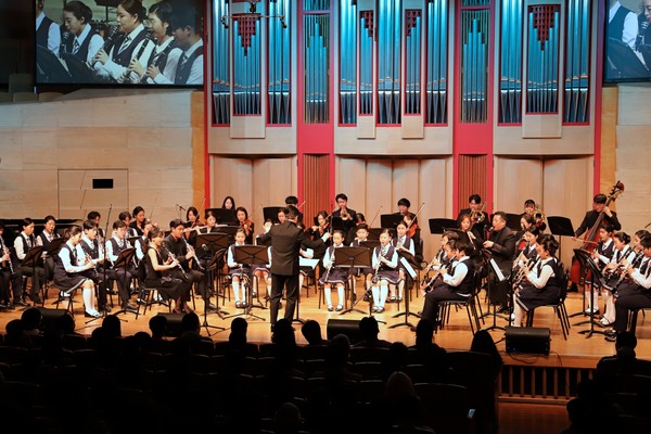 지난 9일 서울 여의도 영산아트홀에서 열린 19회 정기연주회에서 우리금융x사랑의달팽이 클라리넷앙상블 단원 34명이 공연을 펼치고 있다. /사진=우리금융그룹