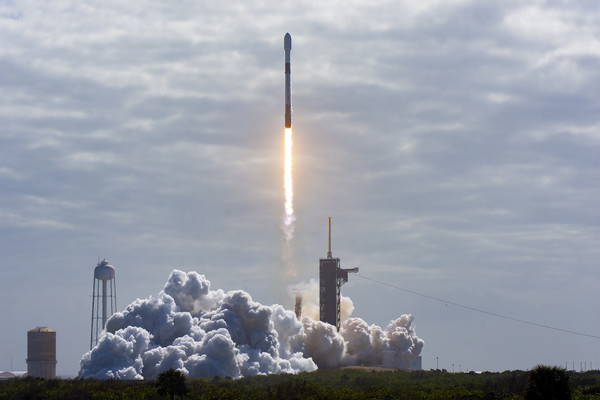 무궁화위성 6A를 실은 스페이스X 팔콘9 로켓이 11일(현지시간) 미국 플로리다 케이프 케너베럴 공군기지에서 발사되고 있다. / 사진=KT 