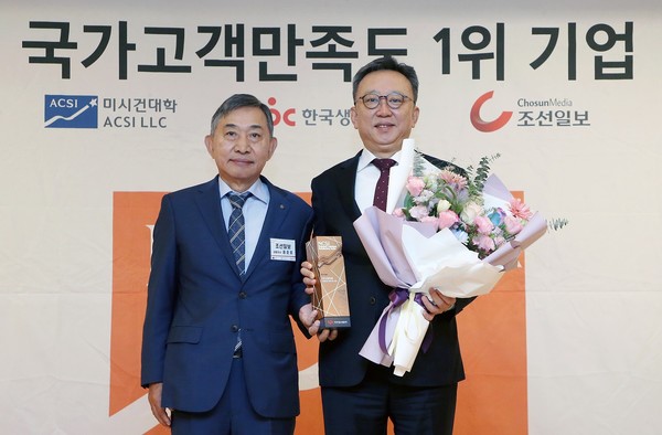 서울시 중구 롯데호텔에서 진행된 '2024년 국가고객만족도(NCSI) 1위 기업 인증식'에서 신한은행 정상혁 은행장(오른쪽)과 조선일보 홍준호 대표이사가 기념촬영하는 모습 /사진=신한은행