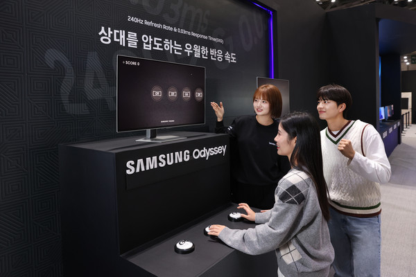 삼성전자 모델이 지스타 2024 오디세이 모니터 체험존 'All Ready. OLED'에서 오디세이 모니터의 높은 주사율을 경험할 수 있는 '동체 시력 테스트'를 체험하고 있다. /사진=삼성전자