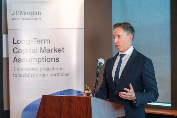 캐리 크레이그(Kerry Craig) JP모간 자산운용 글로벌마켓전략가(Global Market Strategist)가 14일 서울 여의도 한화증권 본사에서 열린 '2025년 장기자본시장가정(2025 Long-Term Capital Market Assumptions, LTCMA)' 행사에서 발표를 하고 있다. 그는 "주식/채권, 60/40 포트폴리오의 연간 예상 수익률은 6.4%로 작년보다 소폭 하락했지만 장기 평균을 상회할 것으로 예상한다"면서 "적극적 운용과 대체자산 편입을 통해 이러한 전망을 개선할 수 있는 기회가 있을 것"이라고 밝혔다. 사진=한화자산운용.